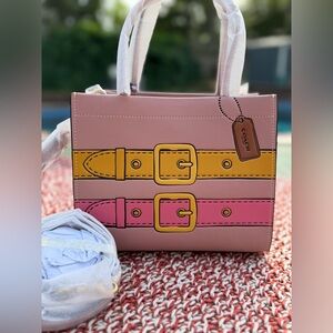 Coach Cashin Carry 22 With Trompe L'oeil Print. NWT. C9814.